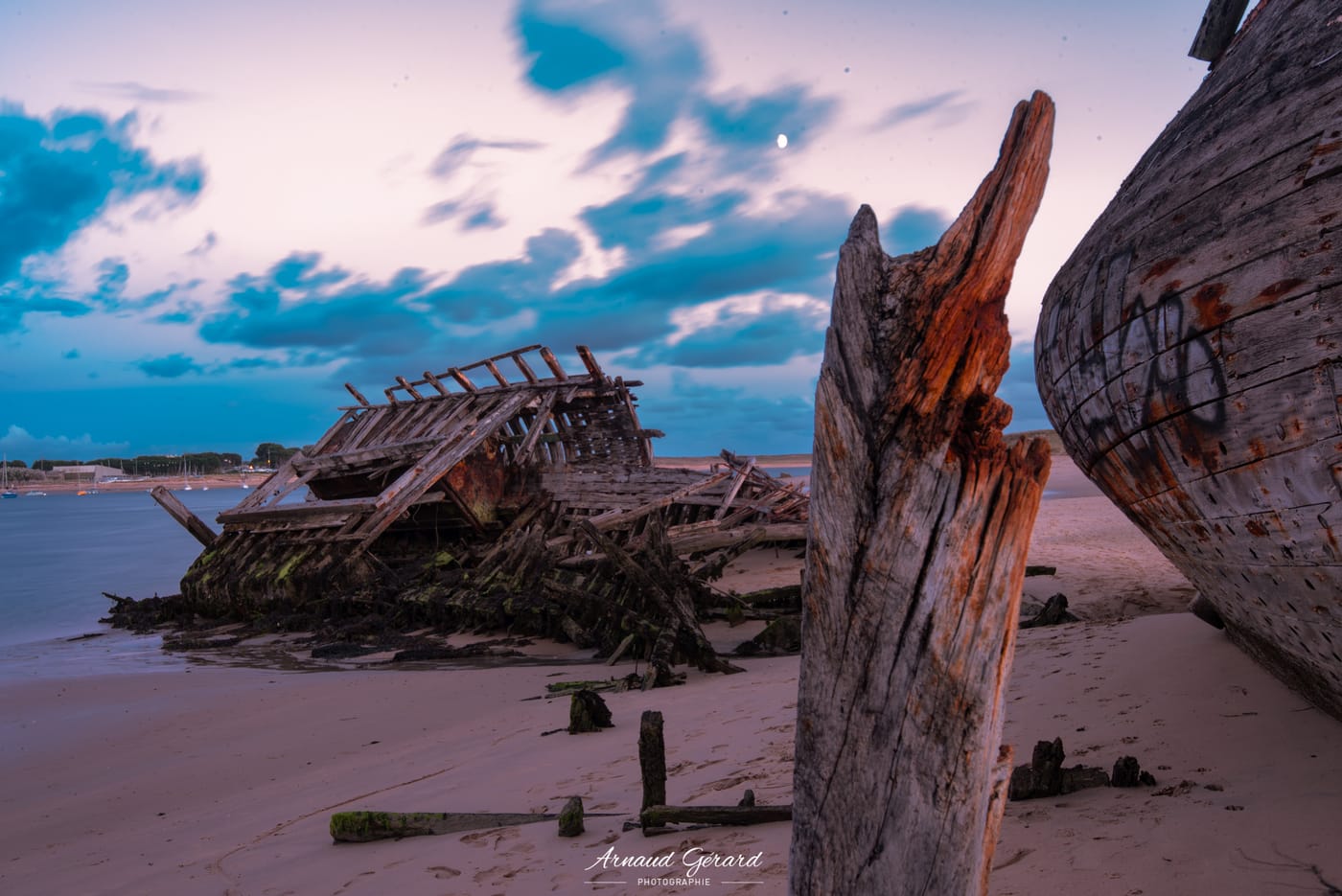 Le cimetière de bateaux du Magouër, au crépuscule