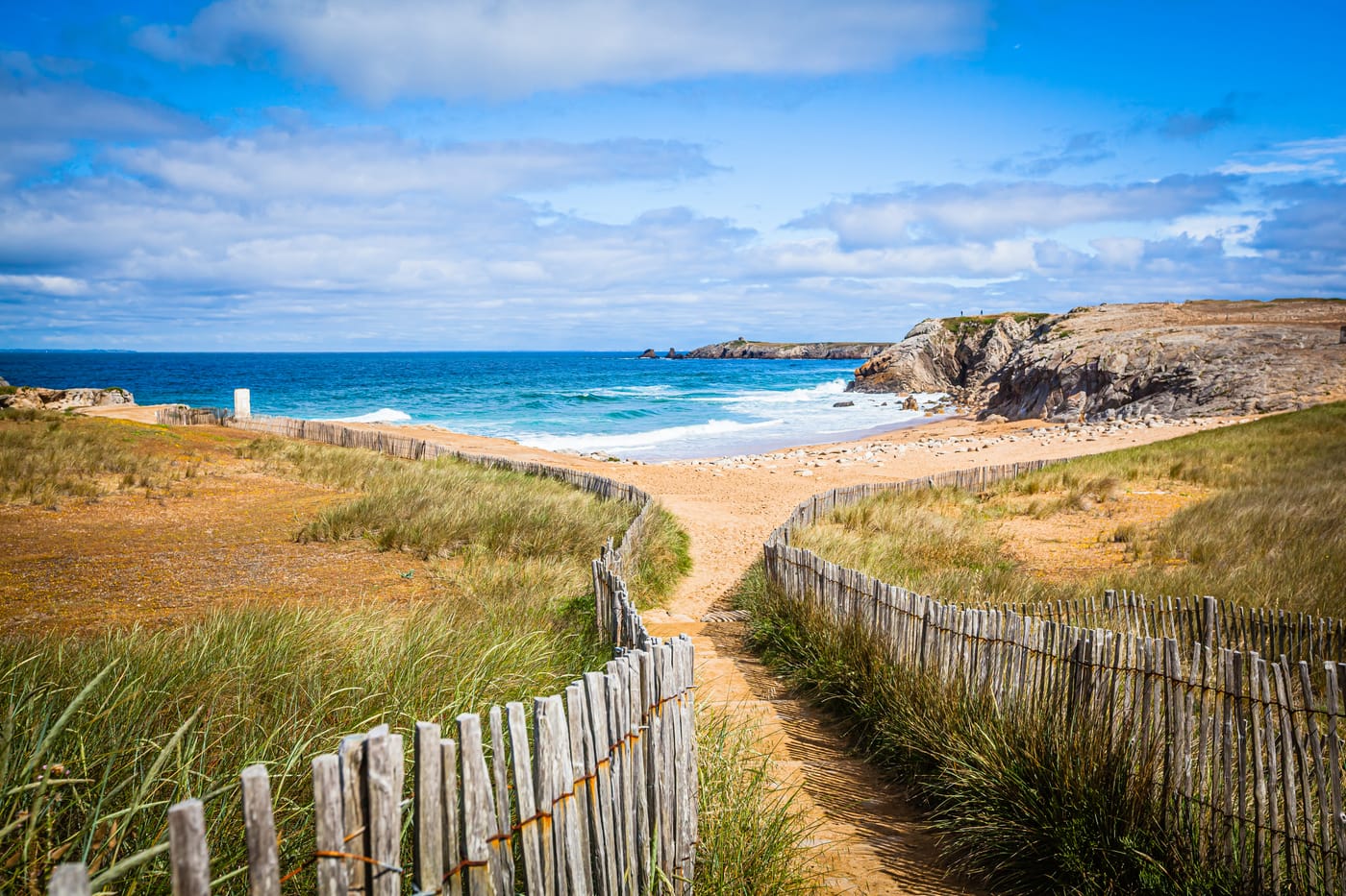 Chemin dans les dunes menant à une plage de la presqu'île de Quiberon