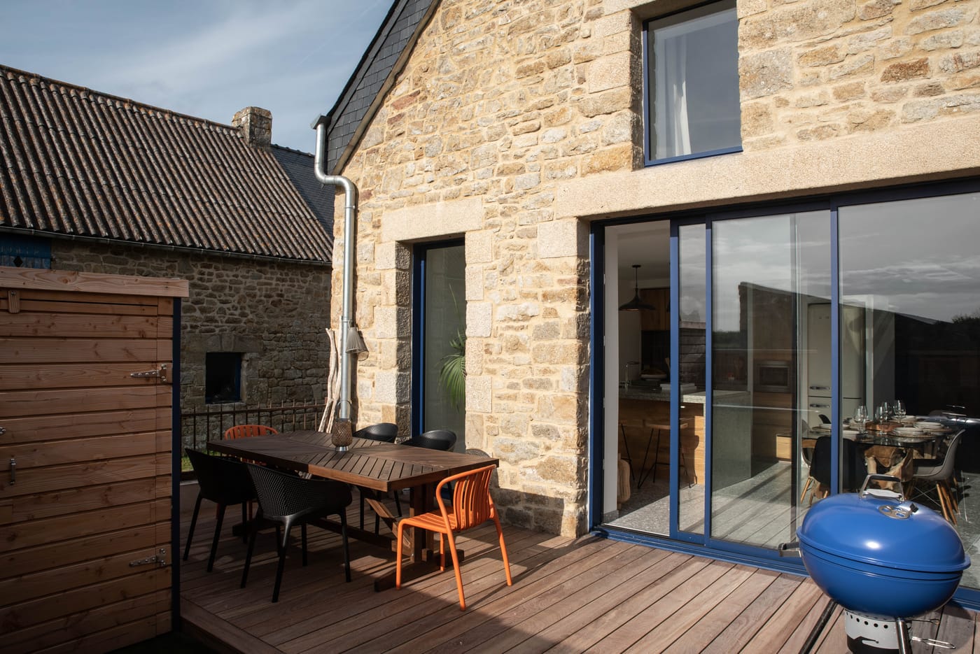 Terrasse en teck au crépuscule