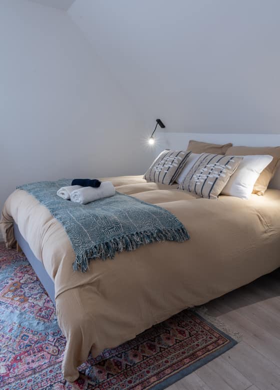 Détail chambre, plaid et serviettes