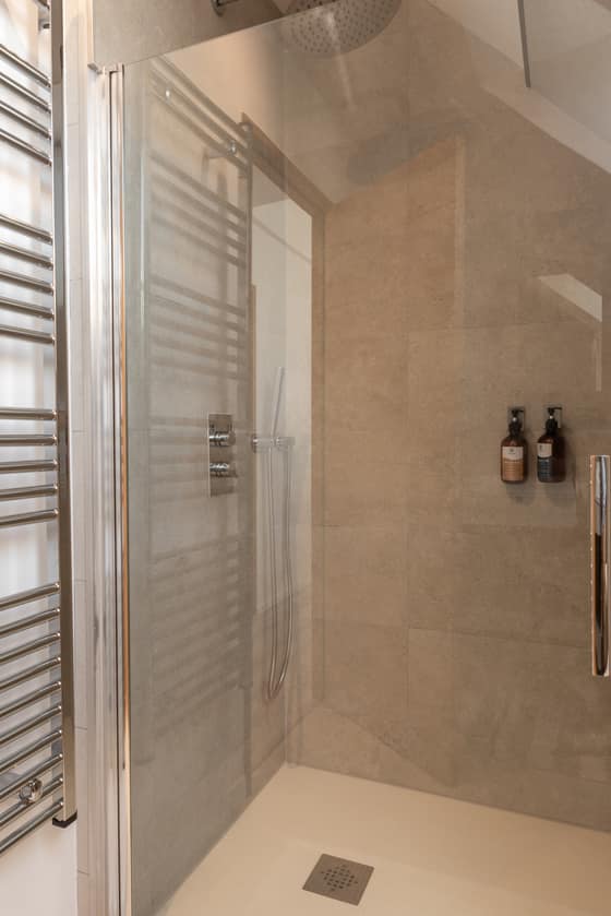 Douche à l'italienne, pierre et pluie de douche