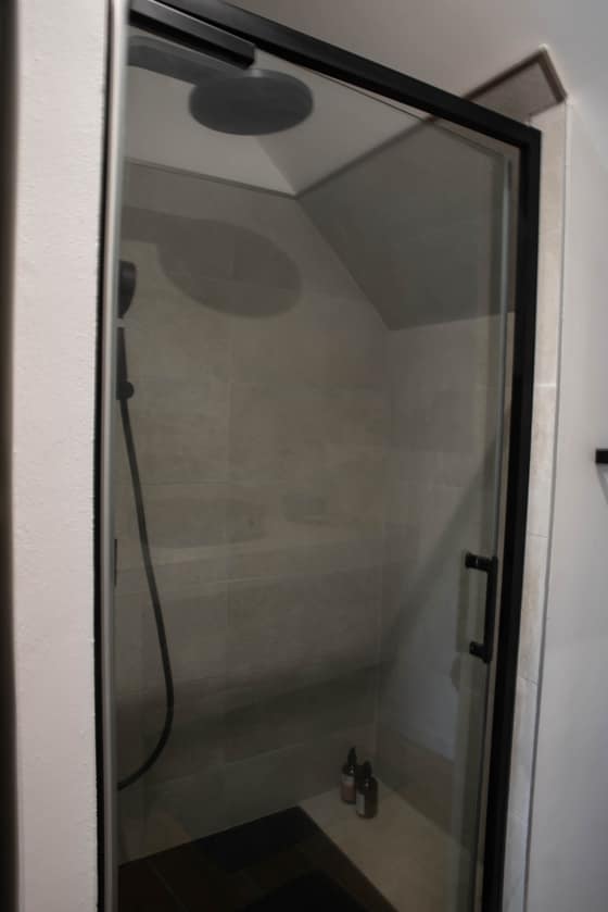 Douche à l'italienne vitrée sous les combles