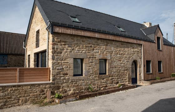 La Grange Côté Mer, façade en pierre au coucher du soleil