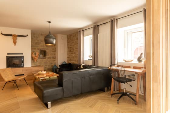 Salon, mur en pierre apparente et coin bureau