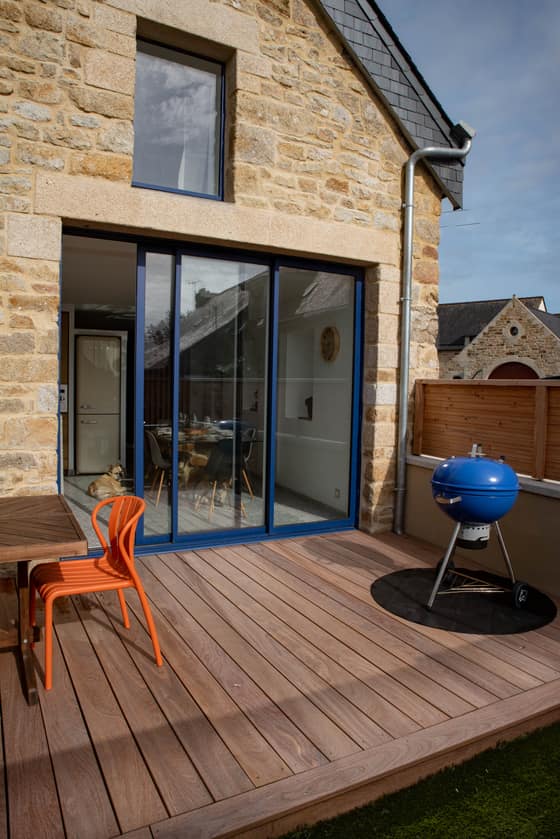 Terrasse ensoleillée avec vue sur la cuisine ouverte