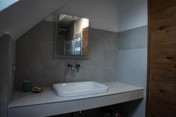 Vasque suspendue et miroir, salle de bain mansardée