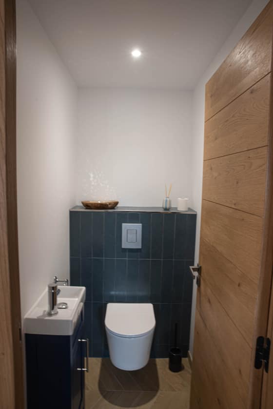 WC du rez-de-chaussée, faïence bleu canard